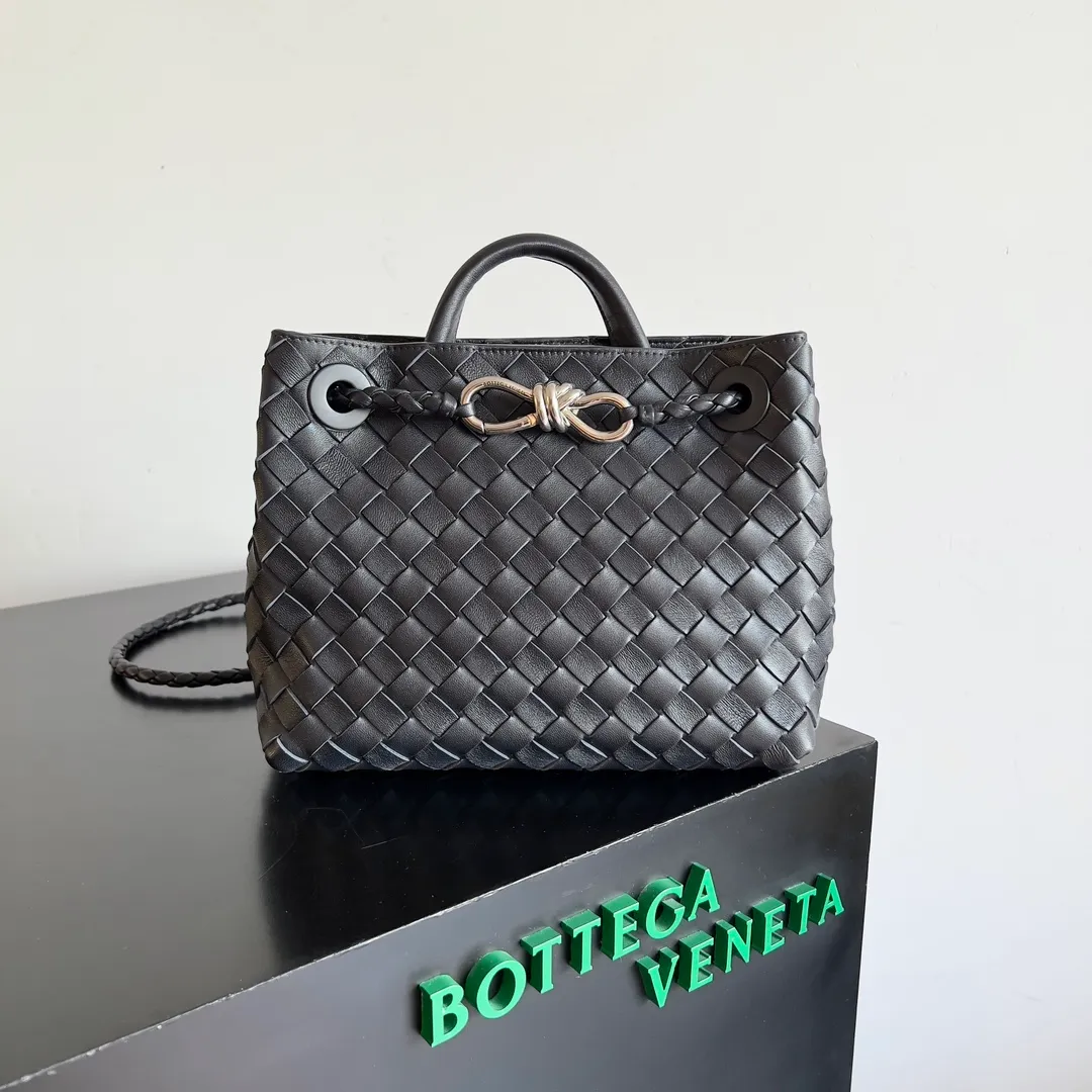 The 2023 new Andiamo batch of 1860 BV has been shipped‼ ️Really popular🔥The new Andiamo woven handbag launched by Bottega Veneta this season is really popular all over the world! ! Celebrities at home and abroad have worn it, and Oscar-winning actress Michelle Yeoh has taken it out on the street. Song Jia, Trai Yara, Yu Feihong, Sanji Ayaka, Rosie Hunting-Whiteley, Yoshioka Riho, etc. have all picked up this bag. It is classic and versatile, showing off its temperament, and the bag capacity is also large, which is very convenient for daily commuting! ! A variety of carrying methods, the shoulder straps can be adjusted by yourself, the original lambskin feels soft and delicate, and the neutral style is made to break gender boundaries and bring a more practical and longer-lasting use experience. Andiamo, which has both elegant and casual styles, perfectly interprets the true appearance of "fashionable old money style". Style number: 743568 Size: 25*22*10.5cm